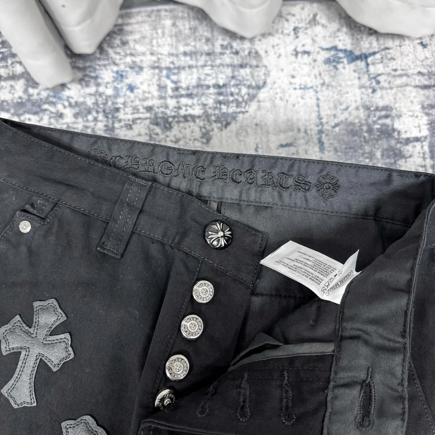 P270 Chrome Hearts CH casual black trousers cross-patched leather jeans. Original purchased and patterned to truly restore the ultimate texture of Vintage. Special Italian cowhide print and then cut. Customized sheepskin three-layer thick line leather. The whole is spliced in heavy water washing process. Craftsmen hand-splash ink. You can see the details. Three-dimensional cutting version. Loose and comfortable. Not flattering on the figure. Shows height and slimness. Factory Seiko. Original quality control. Same style for men and women. Can be matched with couples. Versatile recommendation. The must-have jeans for all seasons Color: black Size: 28/30/32/34 Waist: 73/78/83/88 Pants length: 102/104/106/108